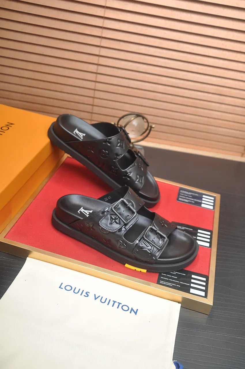 Men's shoes 💰400💶 [Louis Vuitton LV slippers] (high-end cowhide) counter 1:1 fashion style, a must-have for summer! The designer used LV’s iconic outsole. The original simple slippers instantly become fashionable! The upper is made of flexible special cowhide leather straps alternately, and the workmanship is exquisite! A must-have for stylish men in summer, size 38-45 (45 customized)